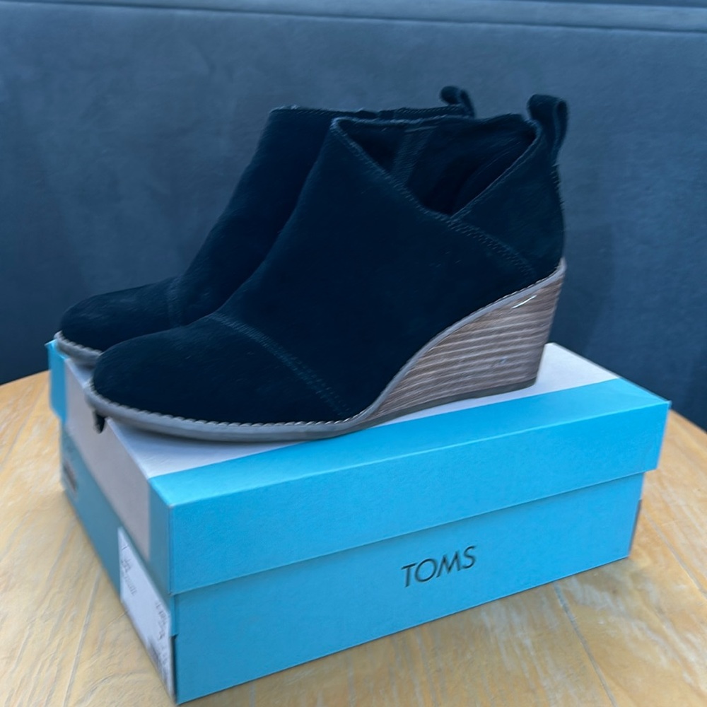 Tom’s Marta Black Suede Booties size 7